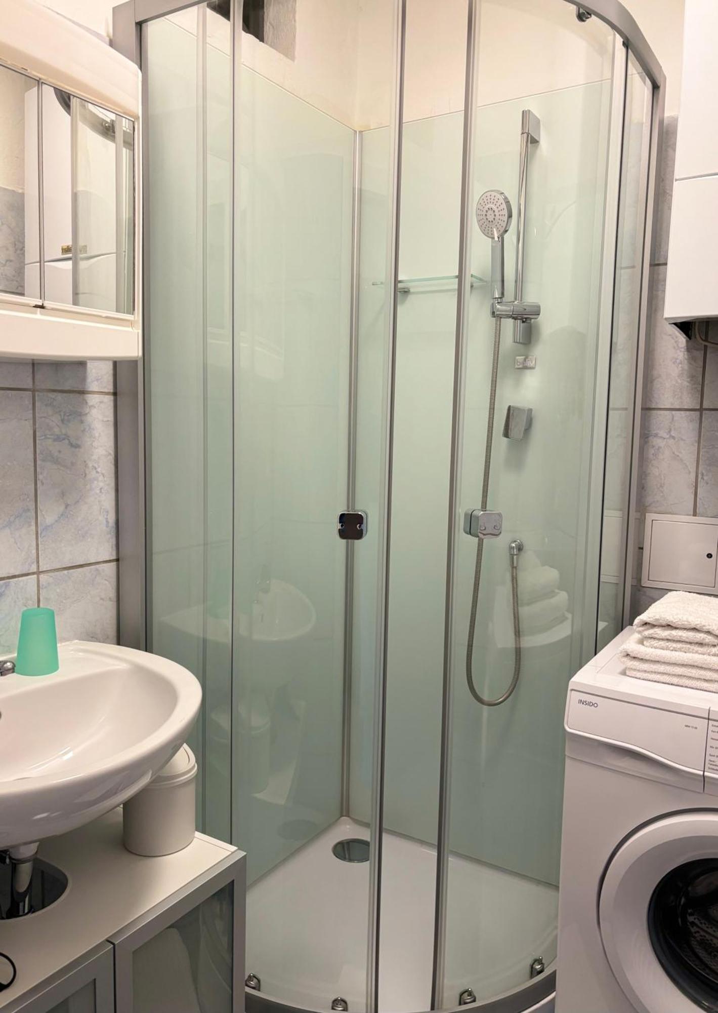 Zum Breyer Bnb City Apartment Baden Bagian luar foto