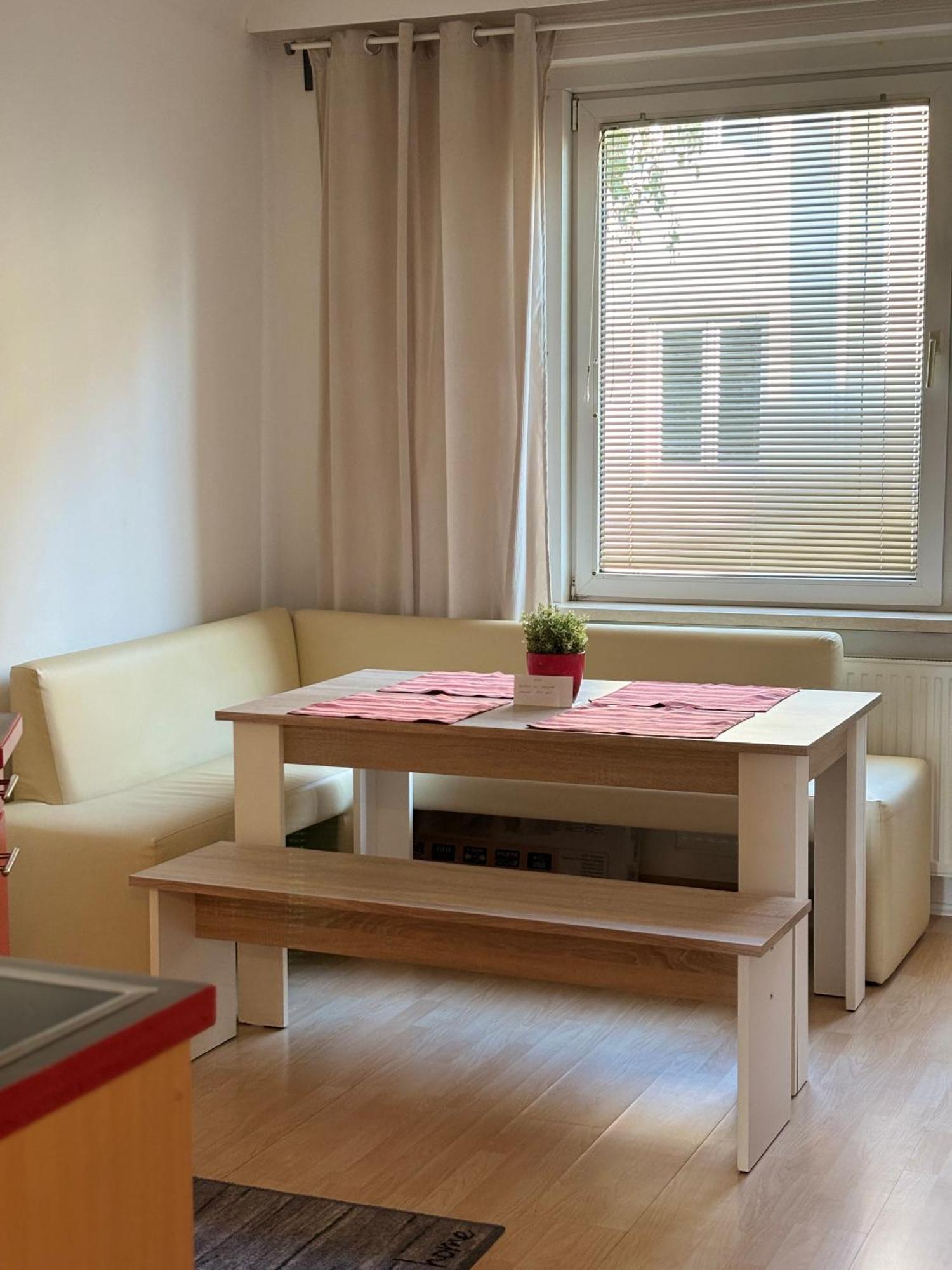 Zum Breyer Bnb City Apartment Baden Bagian luar foto